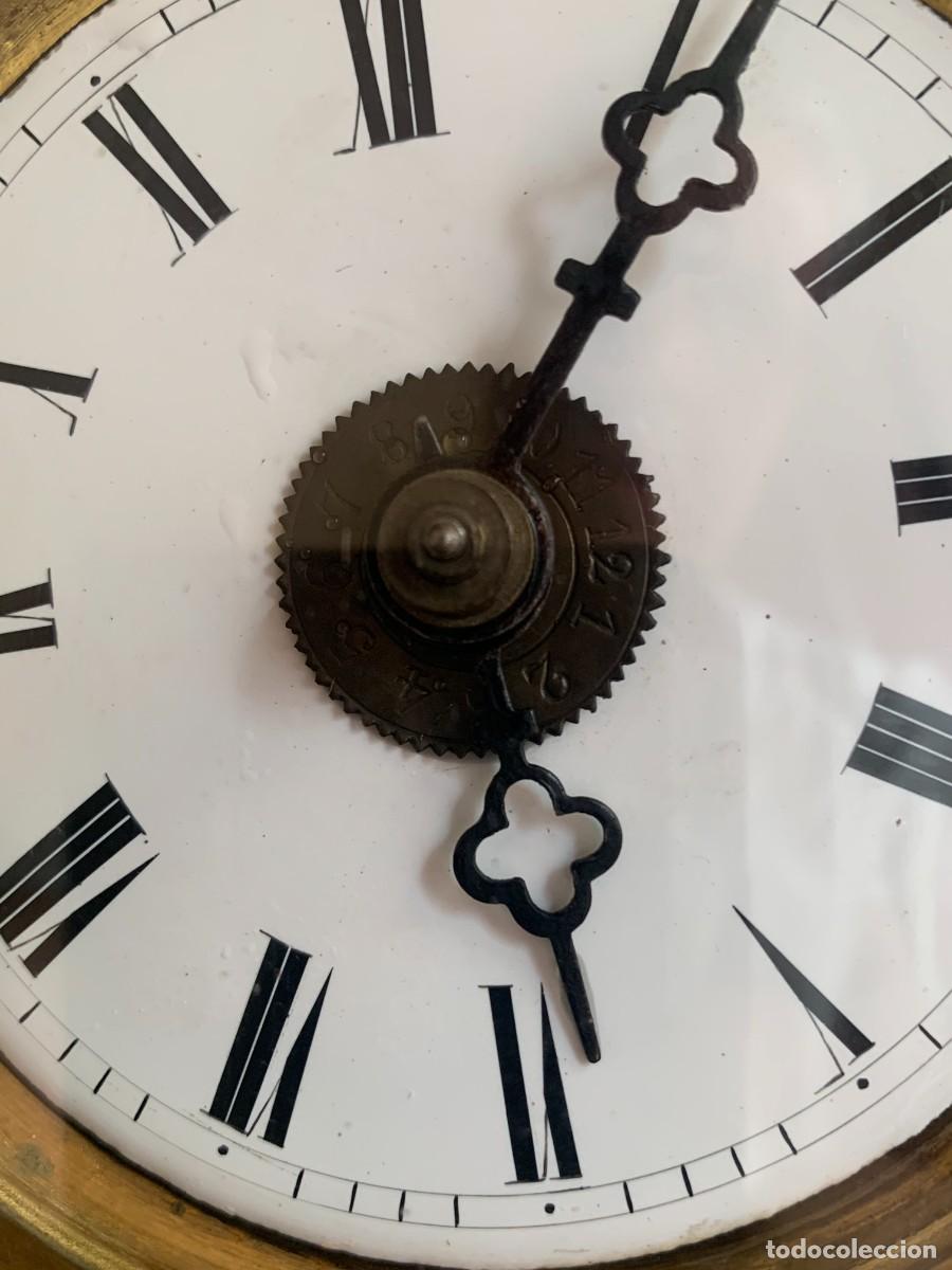 Relojes de pared: reloj antiguo de pared lat&oacute;n repujado - Foto 8