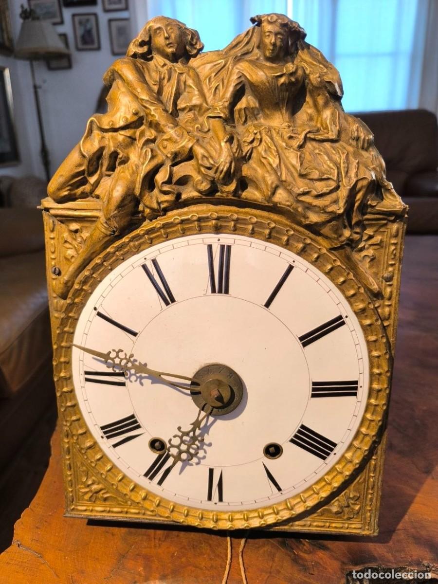 Relojes de pared: ELEGANTE Y ANTIGUO RELOJ MOREZ SIGLO XIX, PORCELANA Y METAL REPUJADO ESCENA ROMANTICA