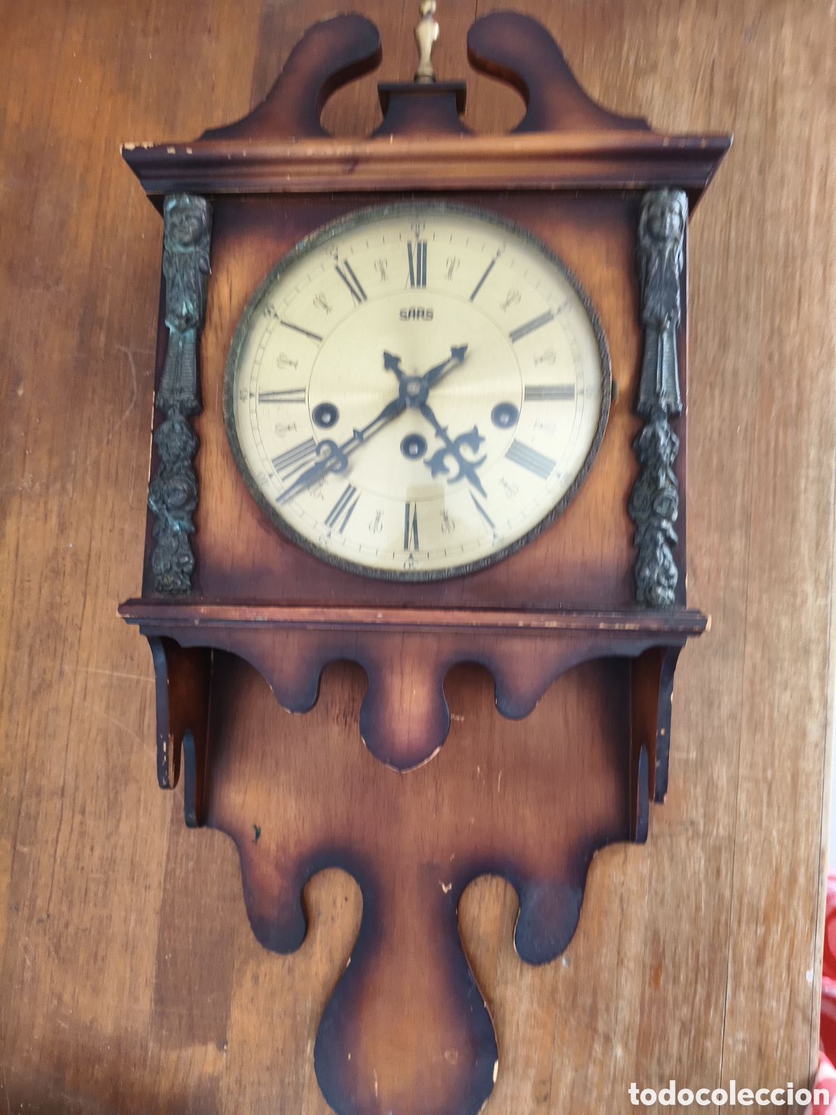 Wanduhren: ANTIGUO RELOJ DE PARED MARCA SARS MADERA TALLADA Y APLIQUES DE ESTILO IMPERIO