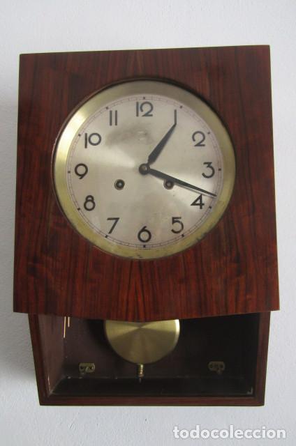 Wall clocks: Antiguo reloj de pared alem&aacute;n mec&aacute;nico de cuerda con p&eacute;ndulo, da campanadas y funciona bien a&ntilde;o 1967