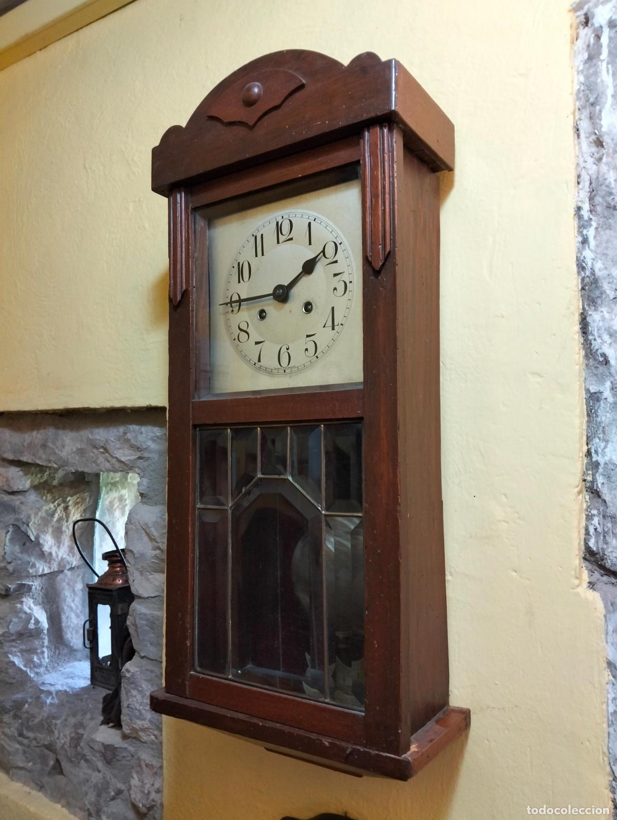 Rel&oacute;gios de parede: Antiguo reloj de pared manual de madera marr&oacute;n estilo mid-century a&ntilde;os 40-50
