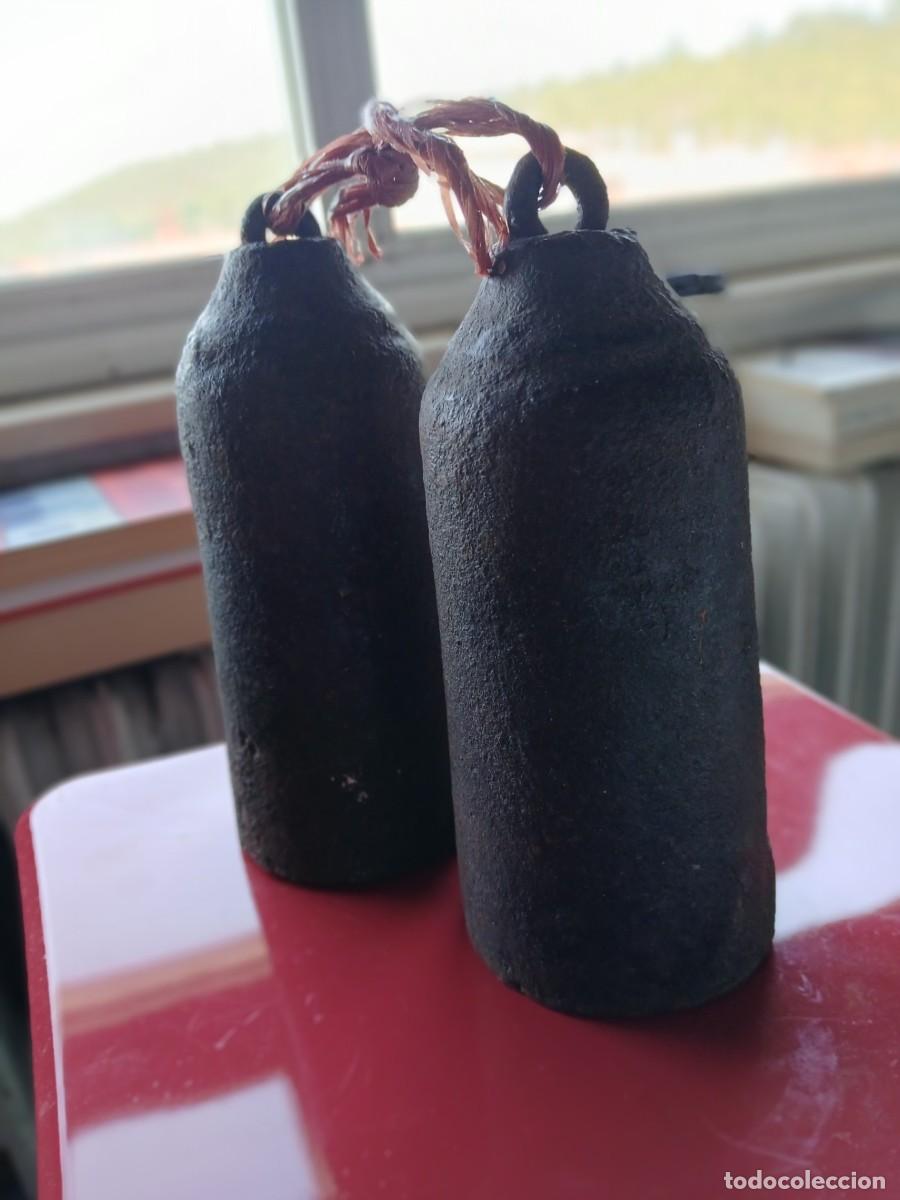 Relojes de pared: Antiguas pesas de hierro iguales de 5Kg cada una para relojes Morez en magnifico estado.