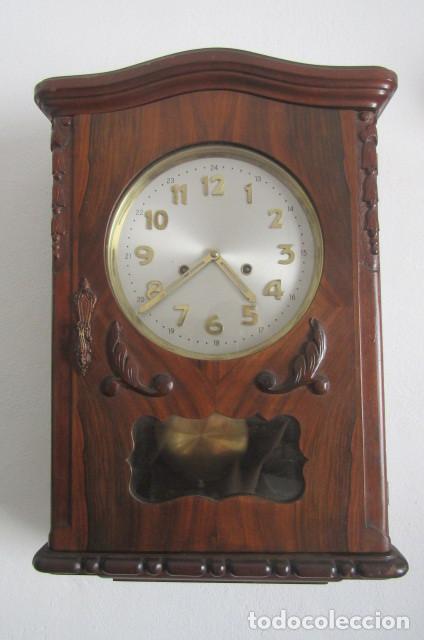 Relojes de pared: Antiguo reloj a cuerda mec&aacute;nico manual con llave de pared espa&ntilde;ol con p&eacute;ndulo a&ntilde;o 1940/50 y funciona
