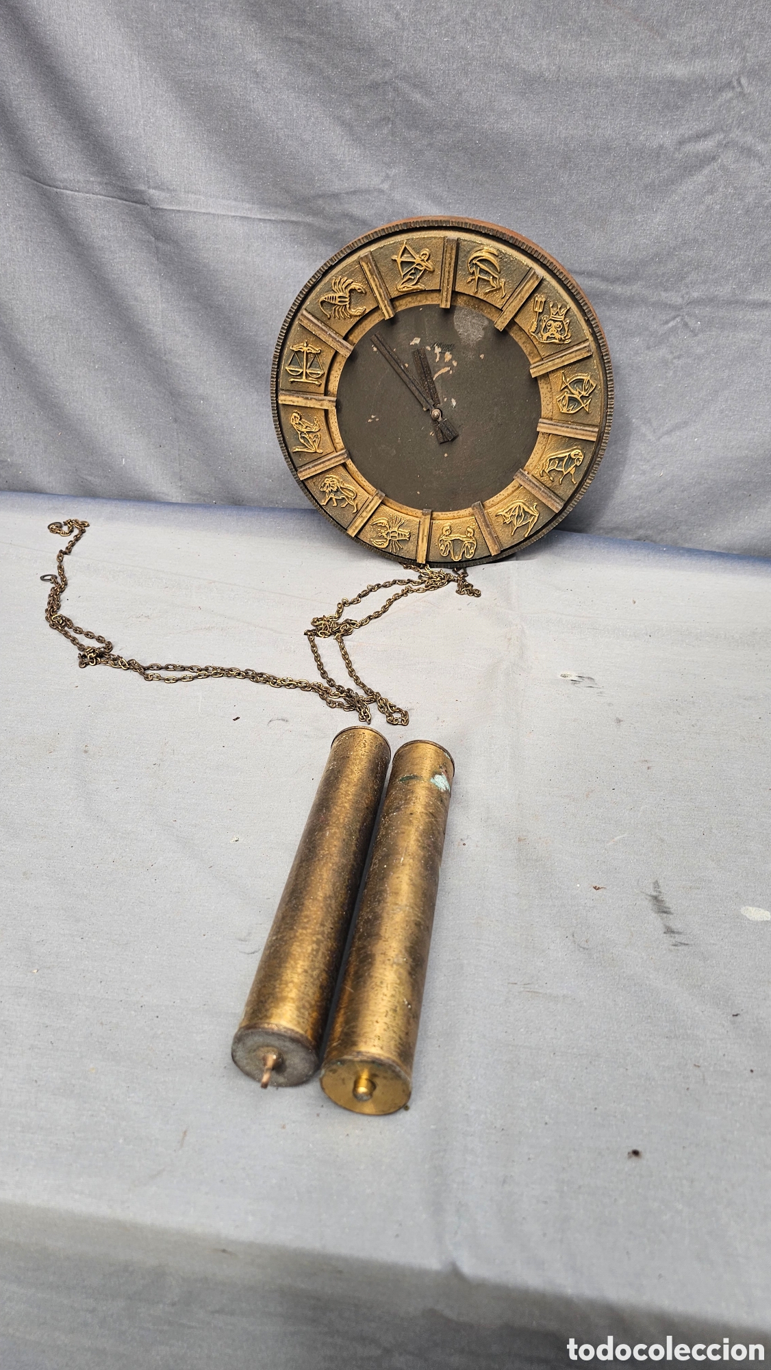 Relojes de pared: reloj de pared mec&aacute;nico de estilo vintage con los signos del zodiaco en relieve,