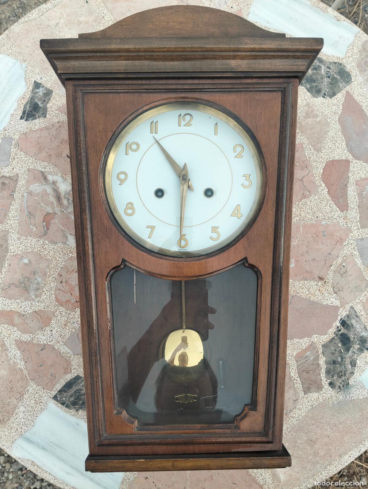Rel&oacute;gios de parede: Antiguo reloj de pared a cuerda con maquinaria caja de madera vintage Mid Century Espa&ntilde;a a&ntilde;os 60
