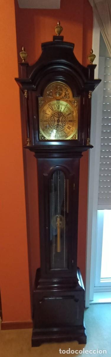 Wanduhren: Reloj de pie carrill&oacute;n en madera oscura y esfera dorada