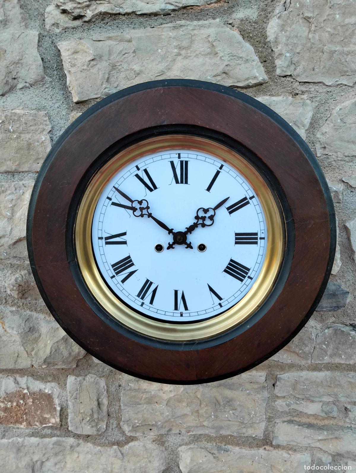 Relojes de pared: Reloj de pared antiguo circular ojo de buey madera color marr&oacute;n dorado lat&oacute;n de princip. S. XIX