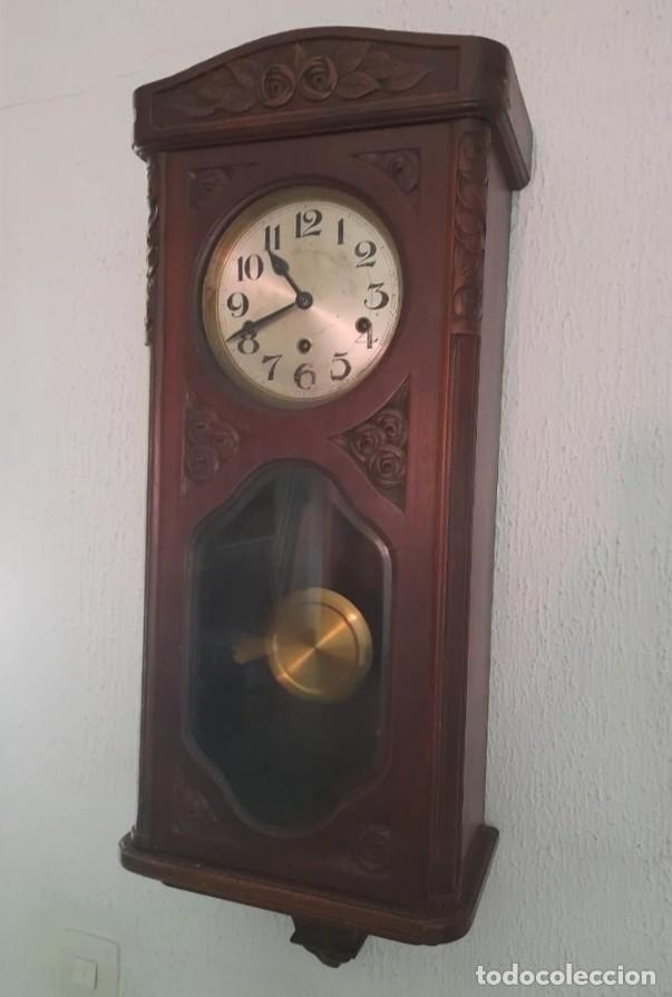 Relojes de pared: Antiguo Reloj de Pared en Madera Tallada con P&eacute;ndulo - 80 cm - Para Restaurar / Revisar