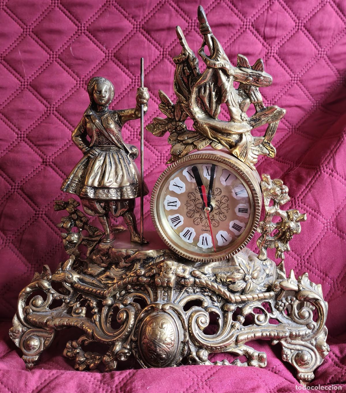 Relojes de pie: RELOJ VINTAGE DE PILA CON MAGNIFICA DECORACION SOBREMESA