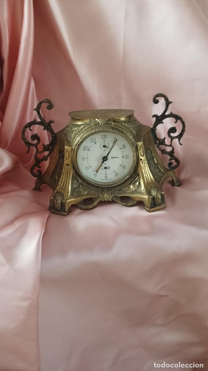 Relojes de pie: Reloj de sobremesa con una caja o &rdquo;capilla&rdquo; de bronce fundido,