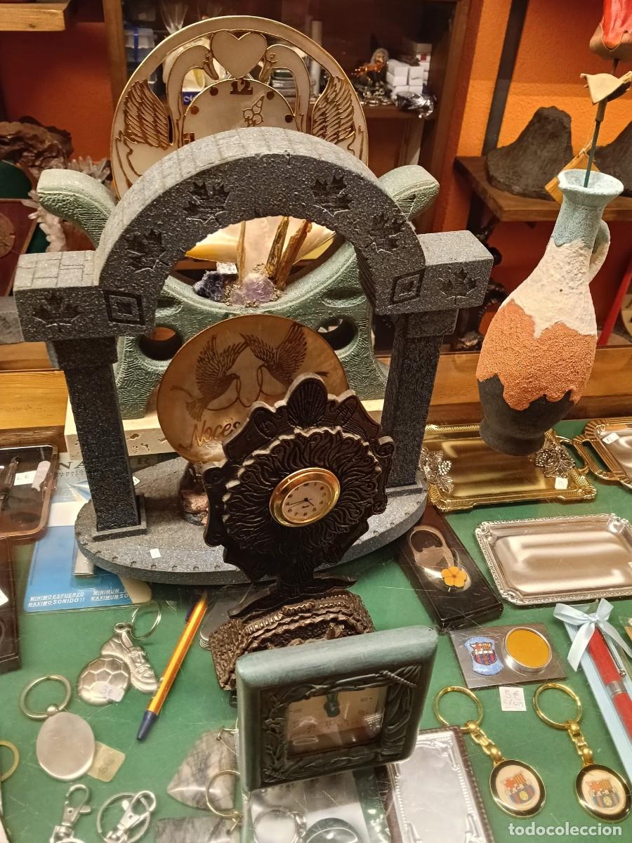 Relojes de pie: Colecci&oacute;n de relojes artesanales de nacar, resinas y plata fundida