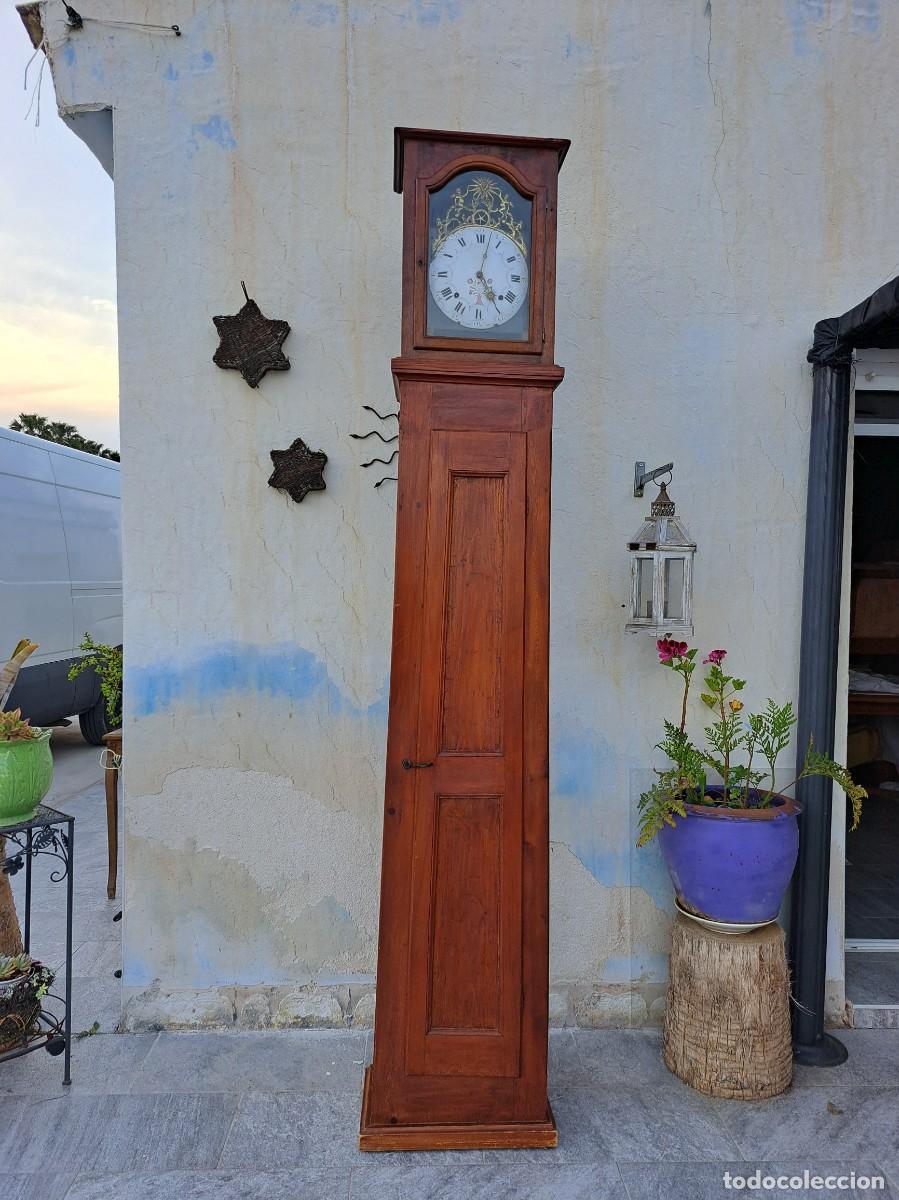 Rel&oacute;gios de p&eacute;: Antiguo reloj Comtoise (tambi&eacute;n conocido como reloj Morbier o Morez, siglo XVIII