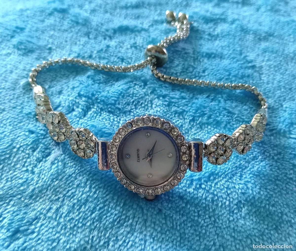 Relojes de pulsera: Original pulsera, reloj plateada con incrustaciones brillantes. Ajustable. Muy bonita