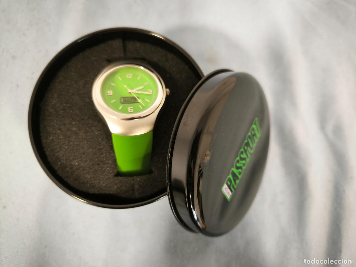 Relojes de pulsera: Reloj De Pulsera Verde PASSPORT Con Estuche &ndash; Dise&ntilde;o Moderno Y Llamativo