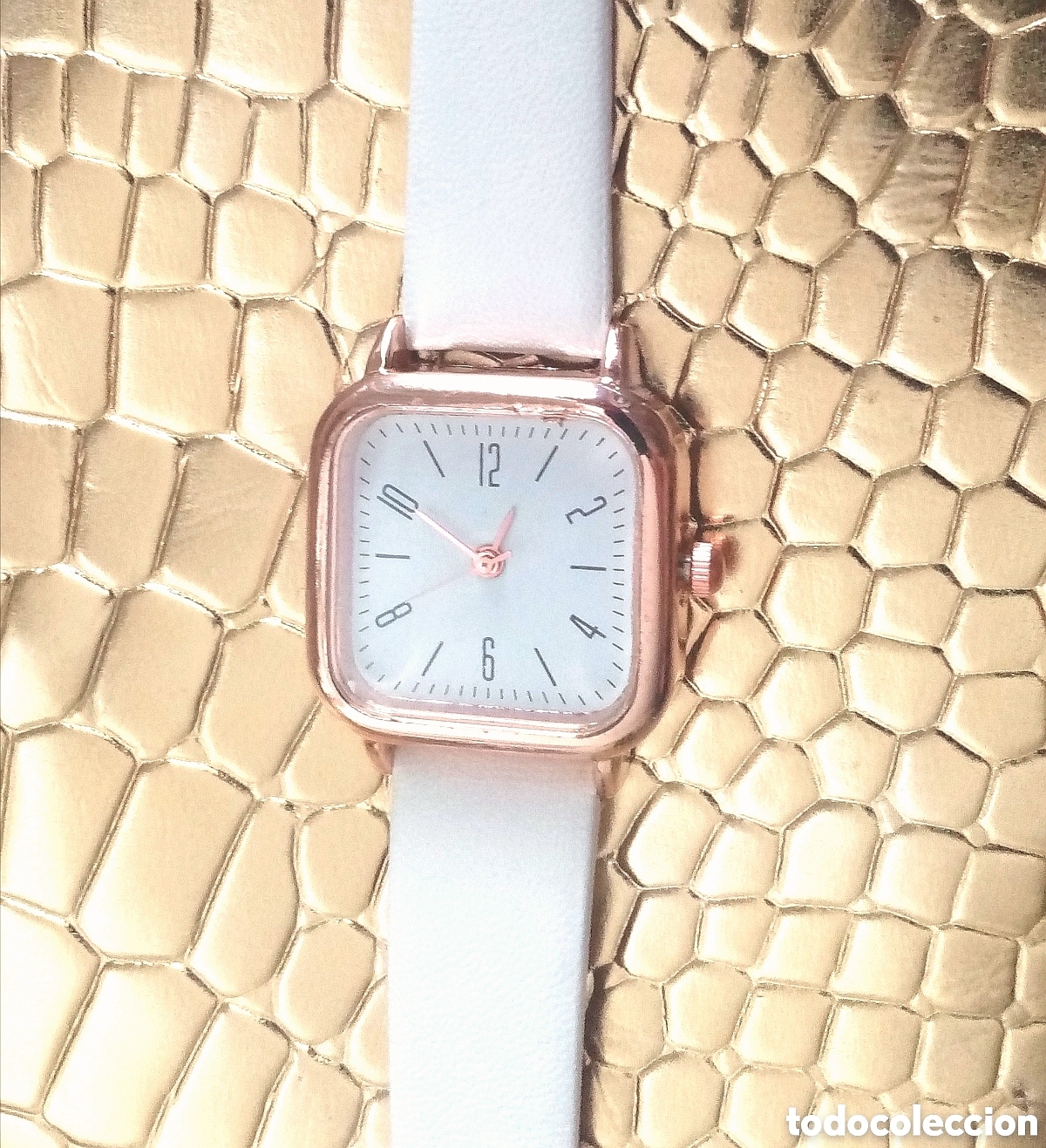 Relojes de pulsera: Original reloj de pulsera color oro rosa y blanco. Cuadrado 2,5cm ancho. (Pila incluida). Muy bonito