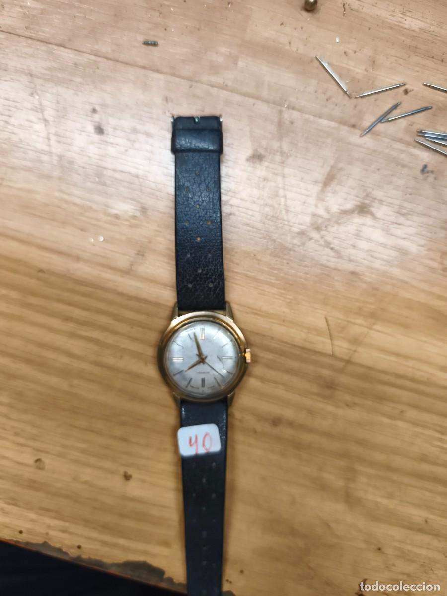 Relojes de pulsera: Reloj vintage en dorado, esfera blanca con agujas doradas