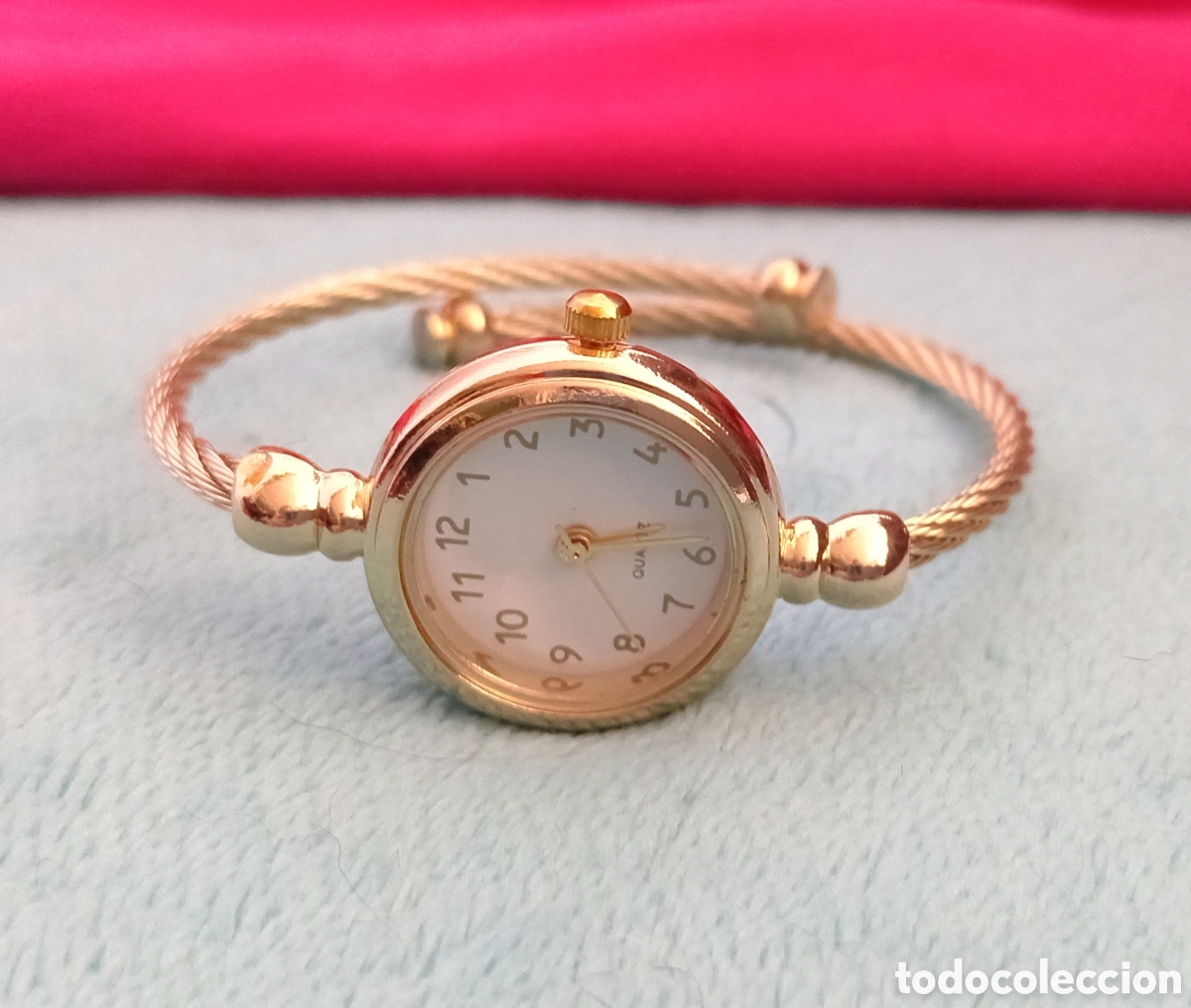 Armbanduhren: Original reloj de pulsera dorado y blanco. Tipo brazalete, r&iacute;gido ajustable. Muy bonito. (Pila inclu