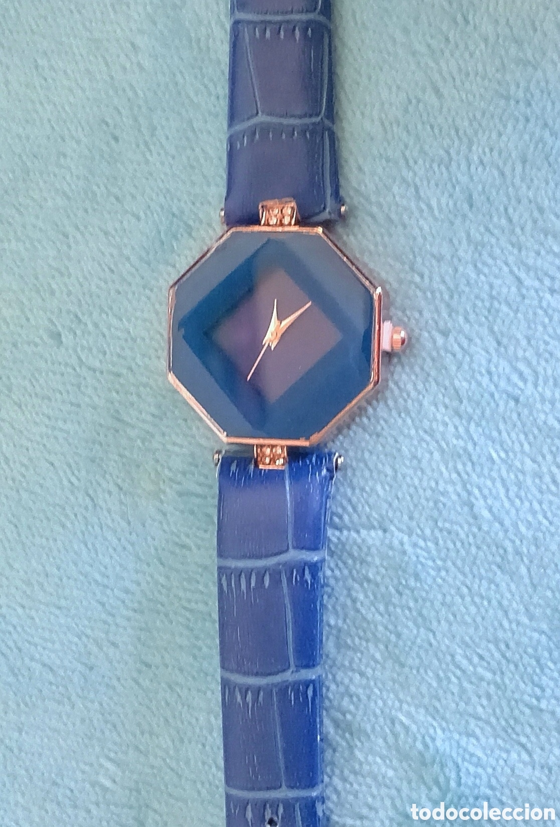 Wristwatches: Original reloj de pulsera octogonal color oro rosa y azul con incrustaciones brillantes simil cuero