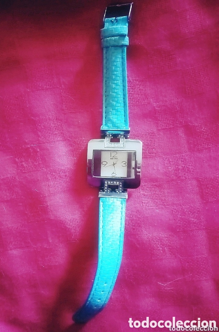 Relojes de pulsera: Precioso reloj vintage de pulsera cuadrado con cristalitos brillantes. 3,8cm ancho. Funciona. Azul,
