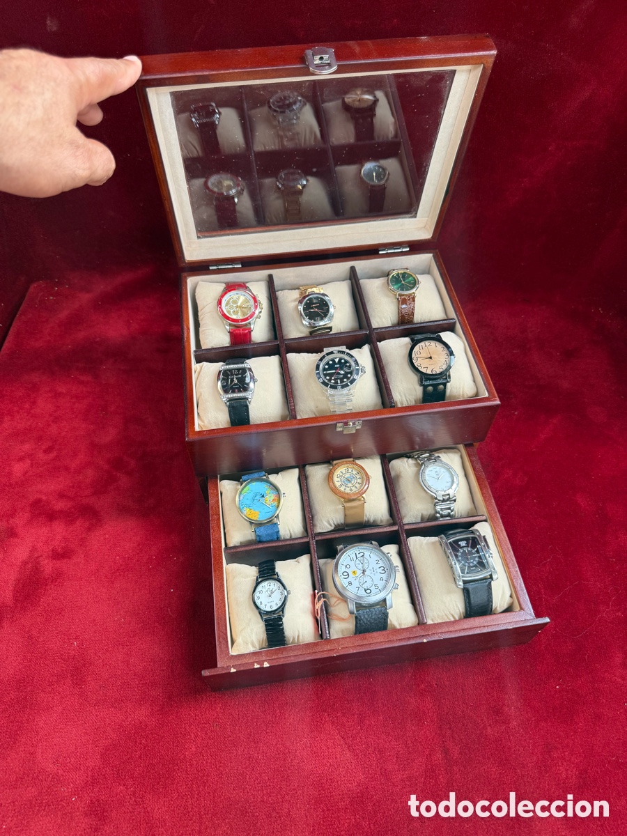 Relojes de pulsera: Bonito mueble madera-expositor de relojes!