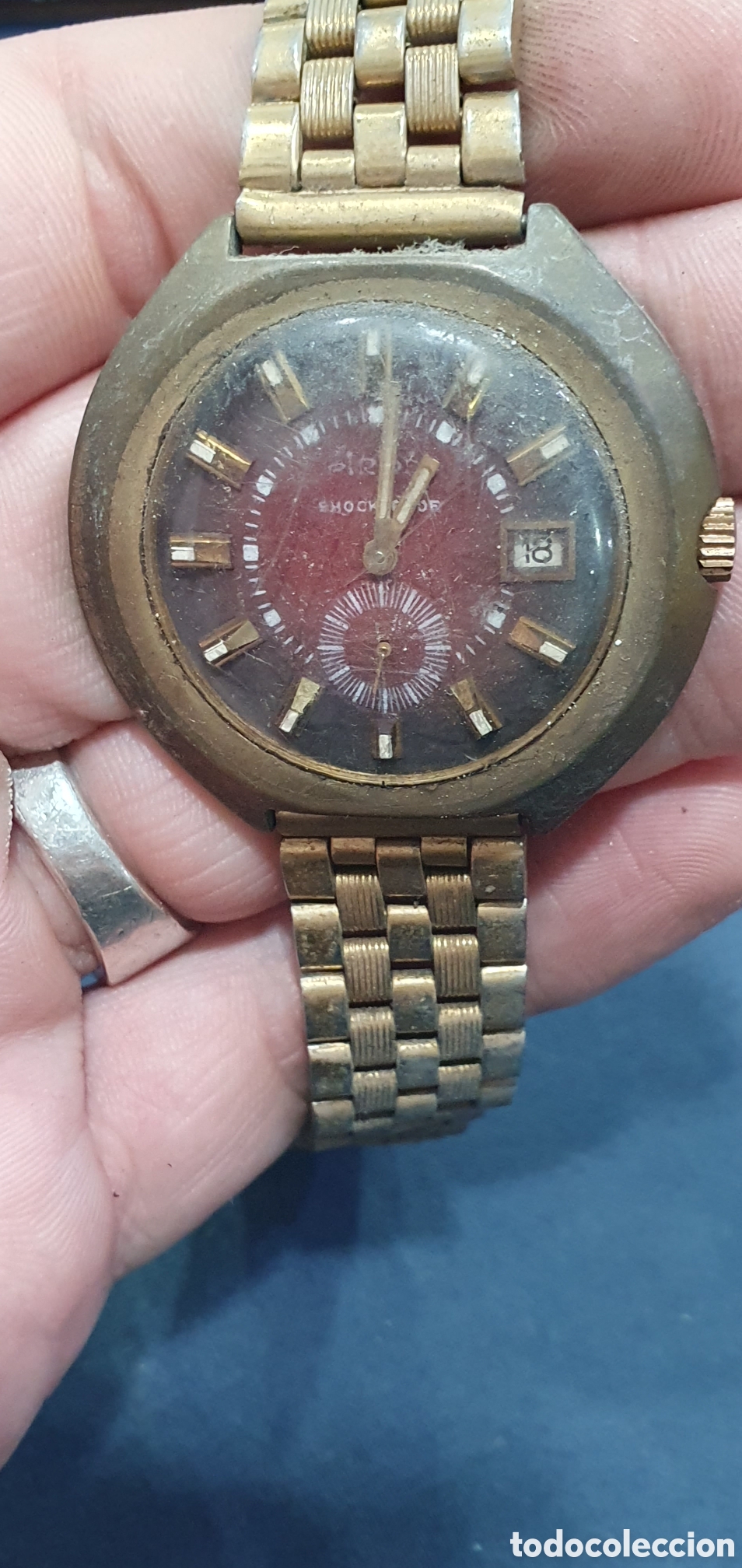 Relojes de pulsera: Reloj vintage a&ntilde;os 70. Cuerda. Esfera roja y dorado. (L138)
