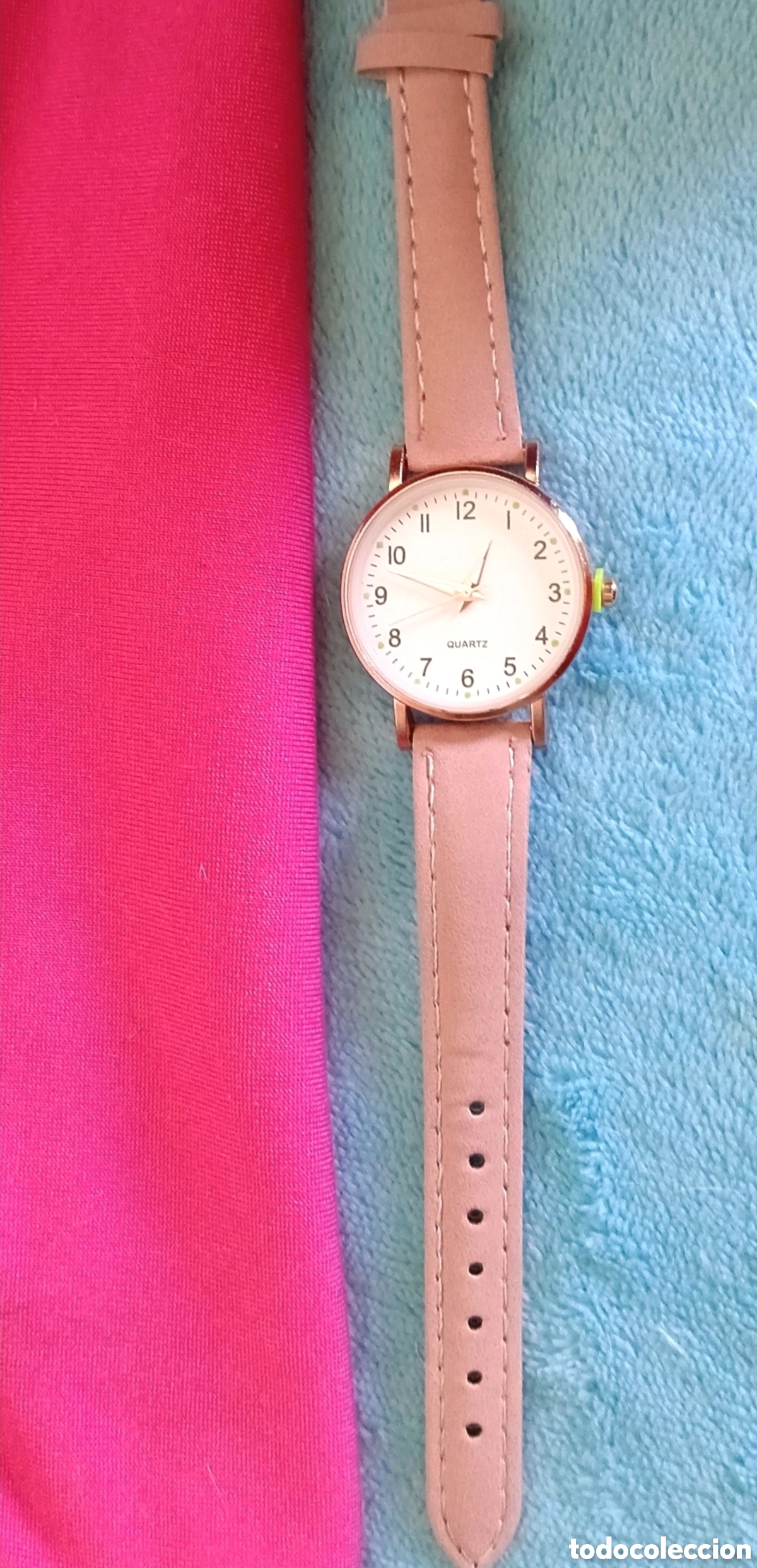 Relojes de pulsera: Original reloj de pulsera color oro rosa, blanco y rosa chicle. Simil cuero. Muy bonito. (Pila inclu