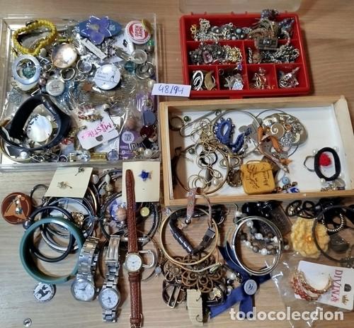 Relojes de pulsera: CAJA con Bisuter&iacute;a y algunos Relojes.