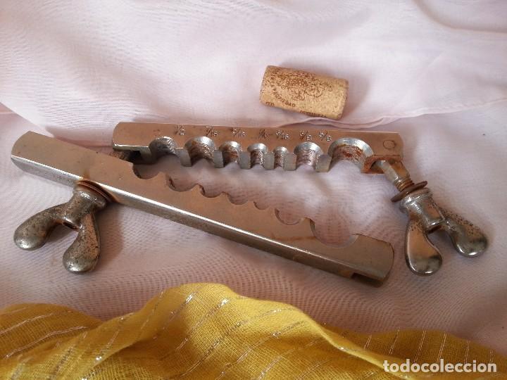 Herramientas de relojes: Roscas de joyero y orfebre. Roscadora antigua. - Foto 1