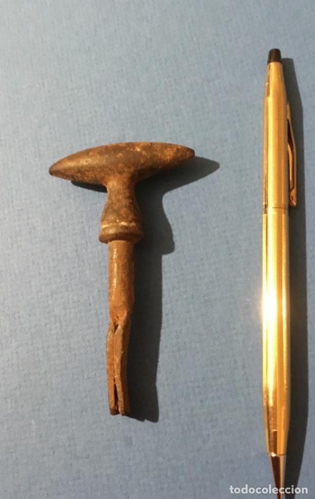 Herramientas de relojes: Llave de cuerda muy antigua - Foto 2