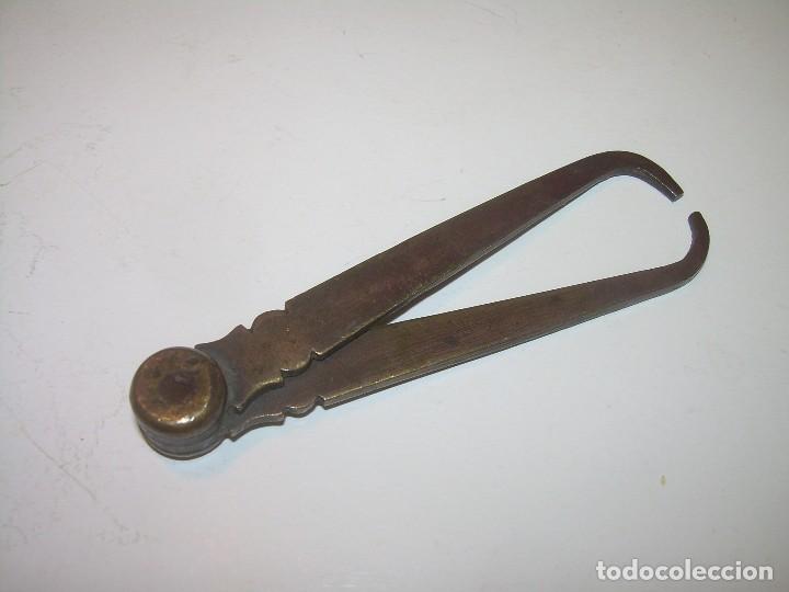 Herramientas de relojes: ANTIGUO Y PEQUE&Ntilde;O COMPAS DE BRONCE....SIGLO XIX. - Foto 2