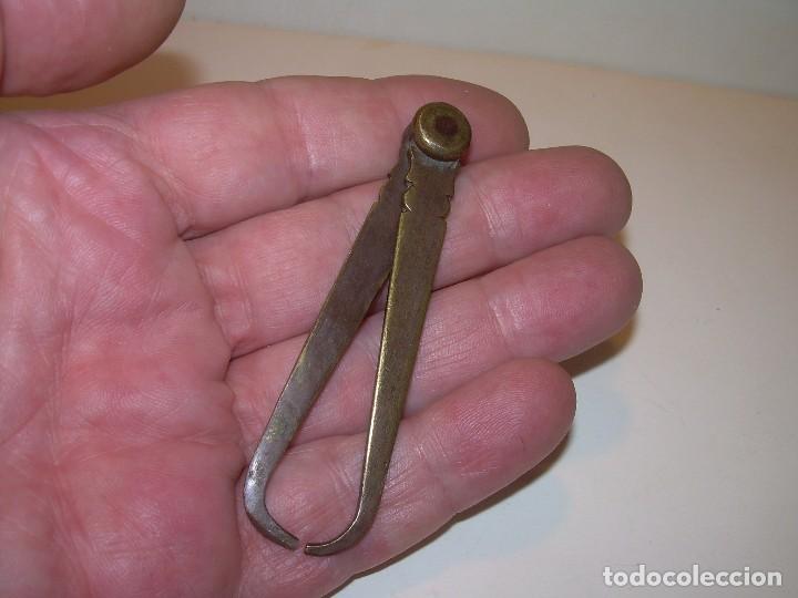 Herramientas de relojes: ANTIGUO Y PEQUE&Ntilde;O COMPAS DE BRONCE....SIGLO XIX. - Foto 4