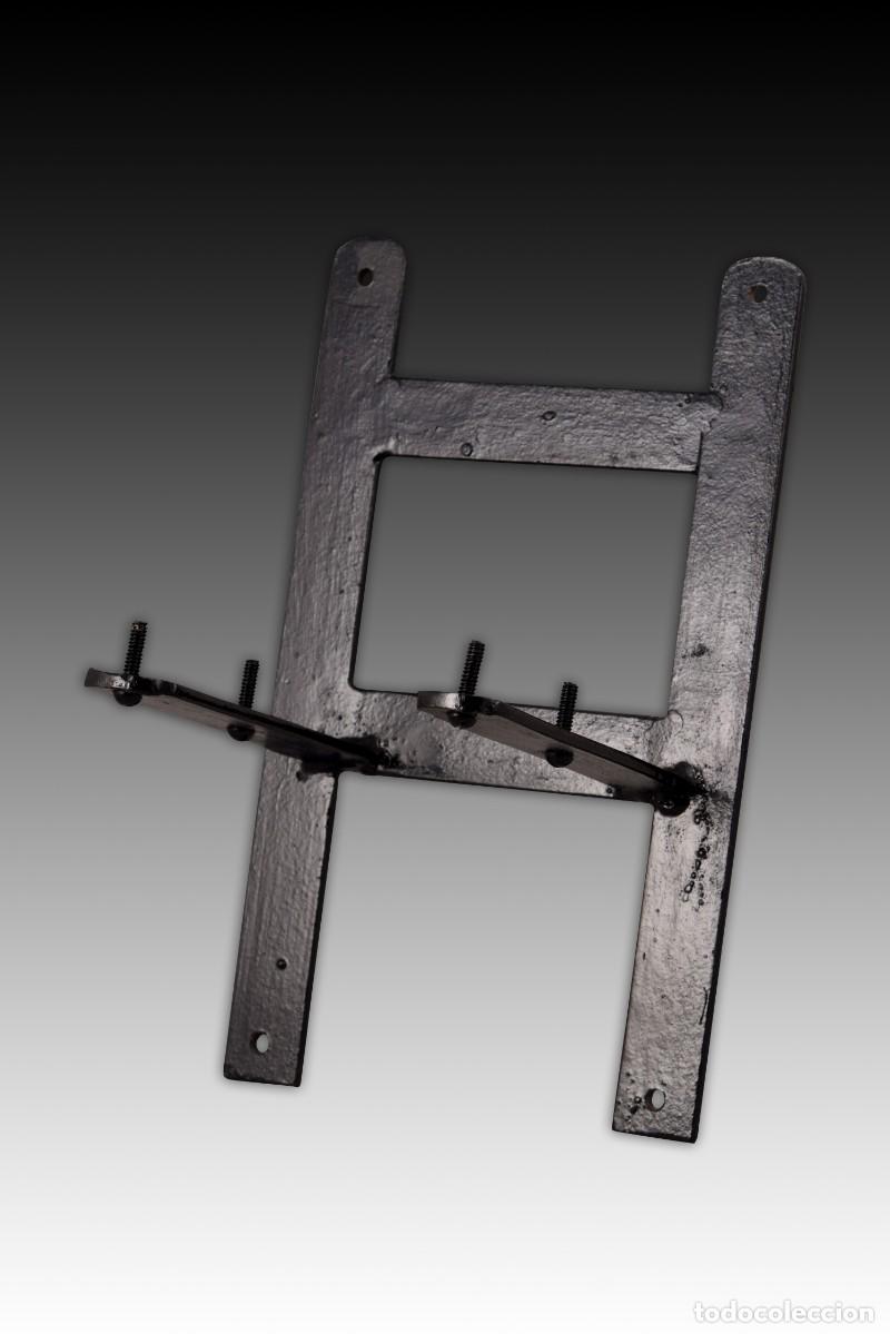 Herramientas de relojes: Soporte para reloj. Metal. - Foto 1
