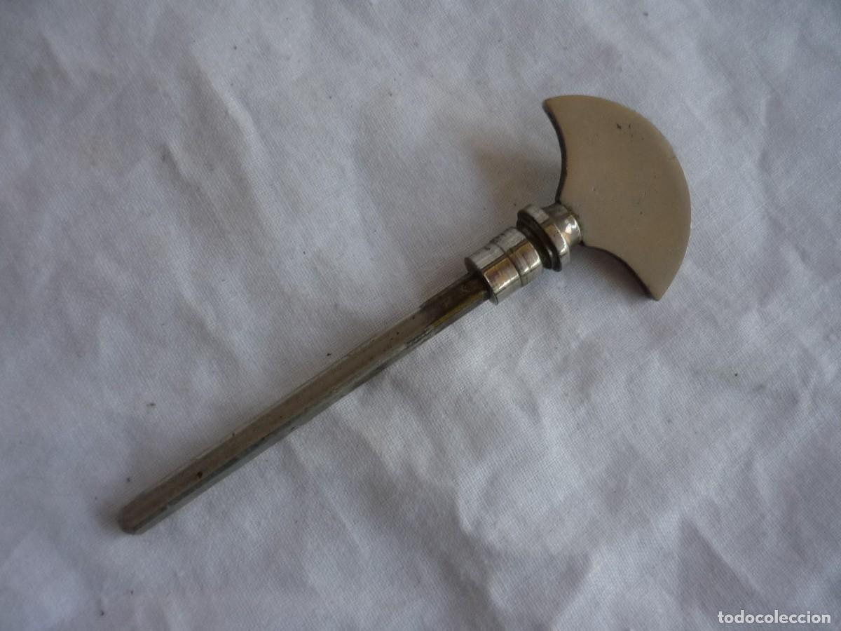 Herramientas de relojes: Antigua llave de reloj - Foto 2