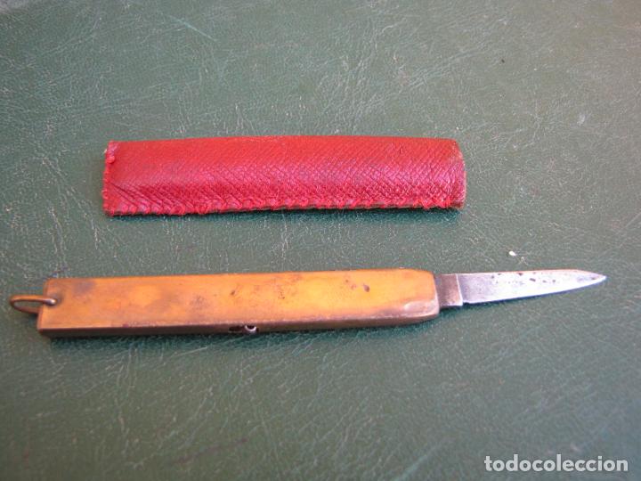 Herramientas de relojes: 76.- Navaja de relojero en su funda. laton - Foto 2