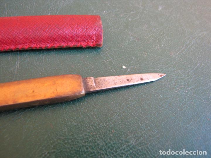 Herramientas de relojes: 76.- Navaja de relojero en su funda. laton - Foto 1