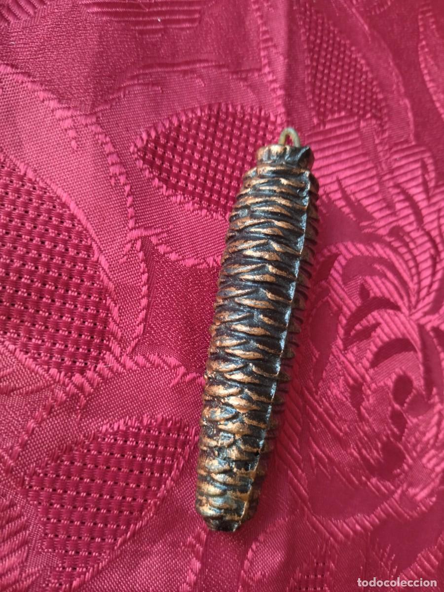 Herramientas de relojes: Pesa pi&ntilde;a de bronce para reloj de cuco. - Foto 2