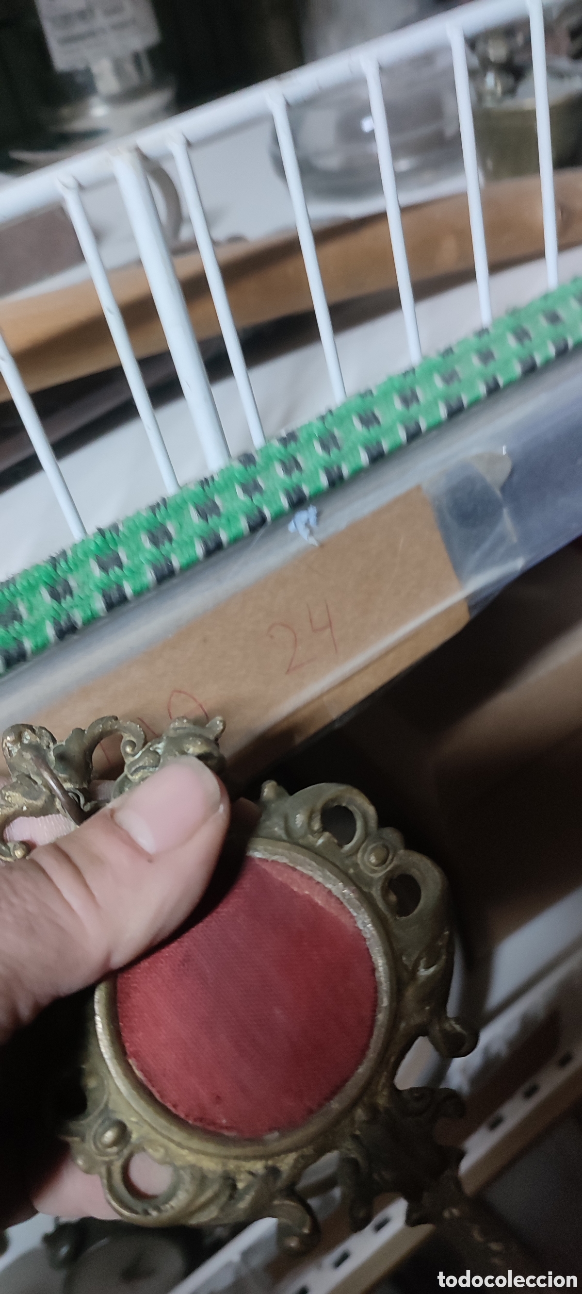 Herramientas de relojes: Antiguo soporte expositor de relojes de bolsillo, hecho de lat&oacute;n. - Foto 7