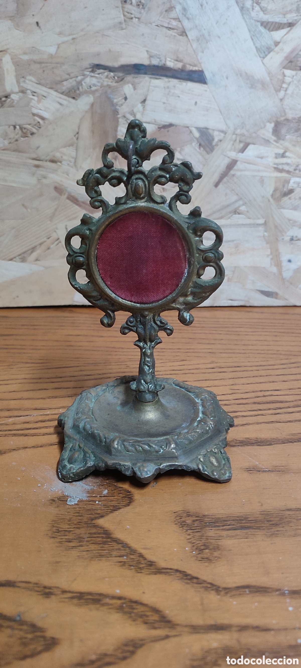 Herramientas de relojes: Antiguo soporte expositor de relojes de bolsillo, hecho de lat&oacute;n. - Foto 1