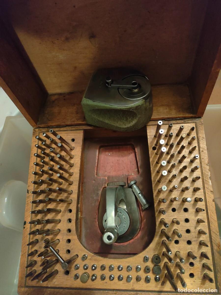 Herramientas de relojes: CAJA DE MADERA CON PUNZONES DE RELOJERO