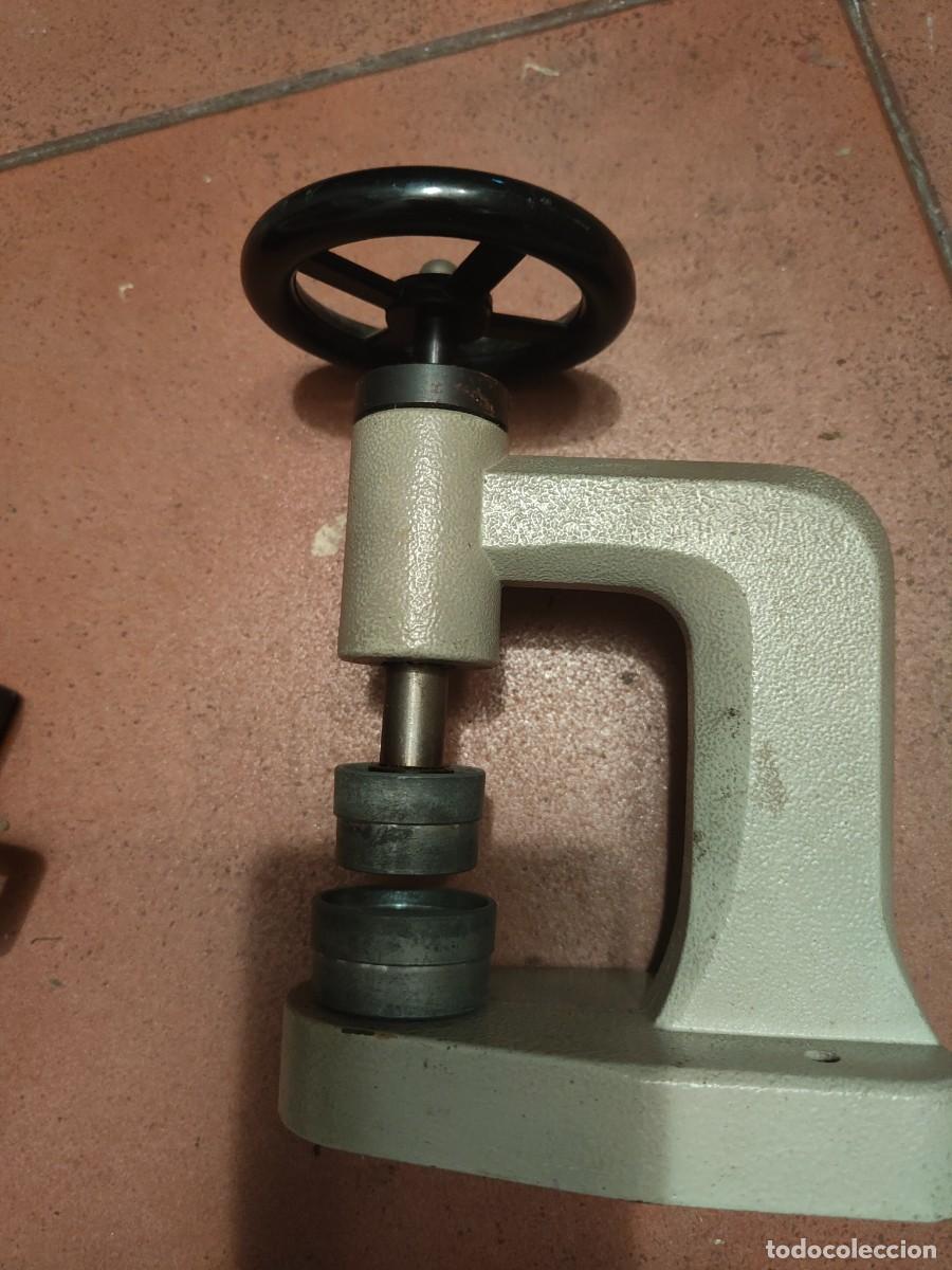 Herramientas de relojes: PRENSA PARA RELOJES CON MALET&Iacute;N DE TESAS VARIADAS