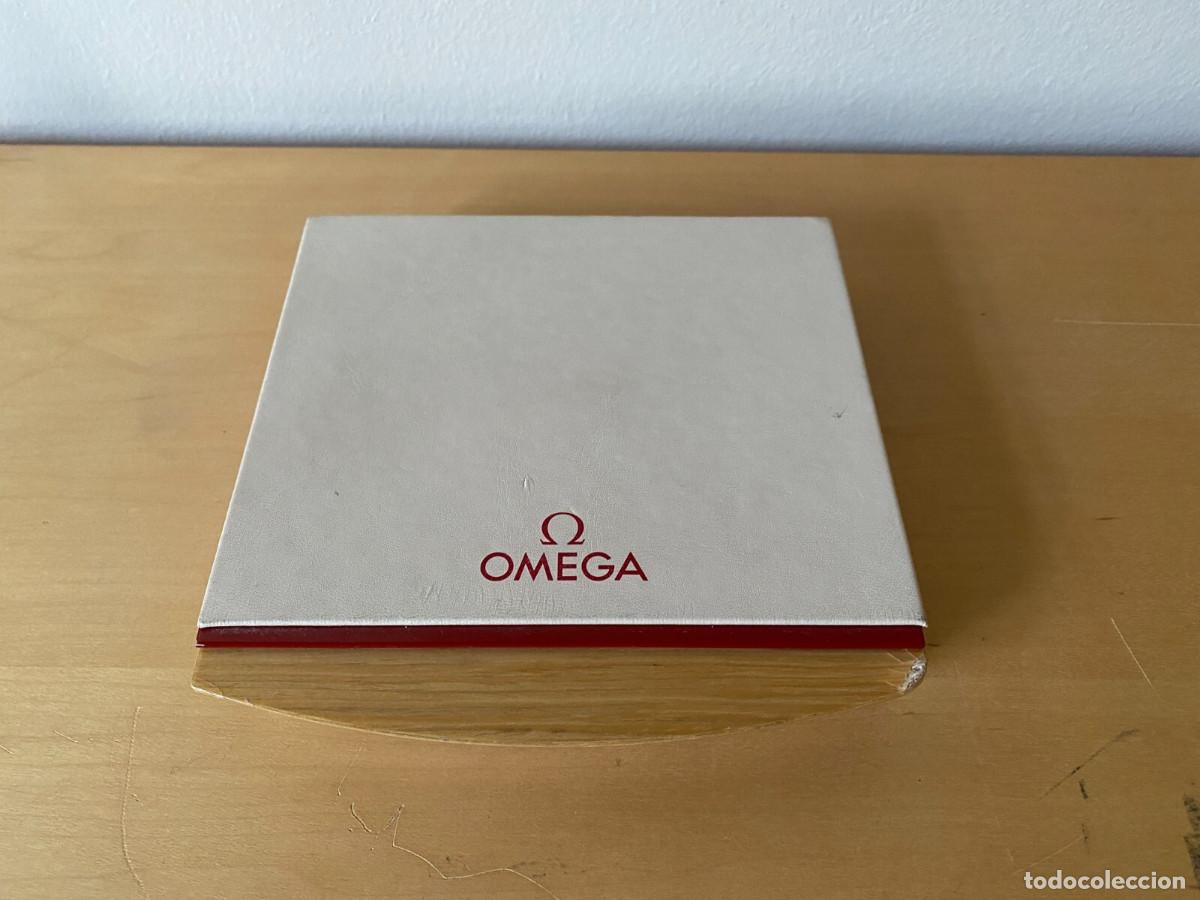 Herramientas de relojes: Base Expositor OMEGA - Wood Madera - 15 x 15 x 2,5 cm
