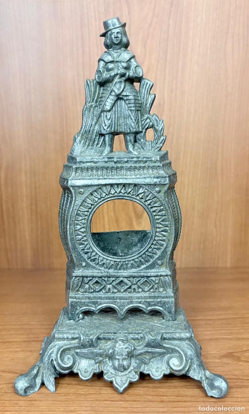 Herramientas de relojes: SOPORTE EXPOSITOR MET&Aacute;LICO PARA RELOJ DE BOLSILLO CON FIGURA DE CABALLERO. SIGLO XX