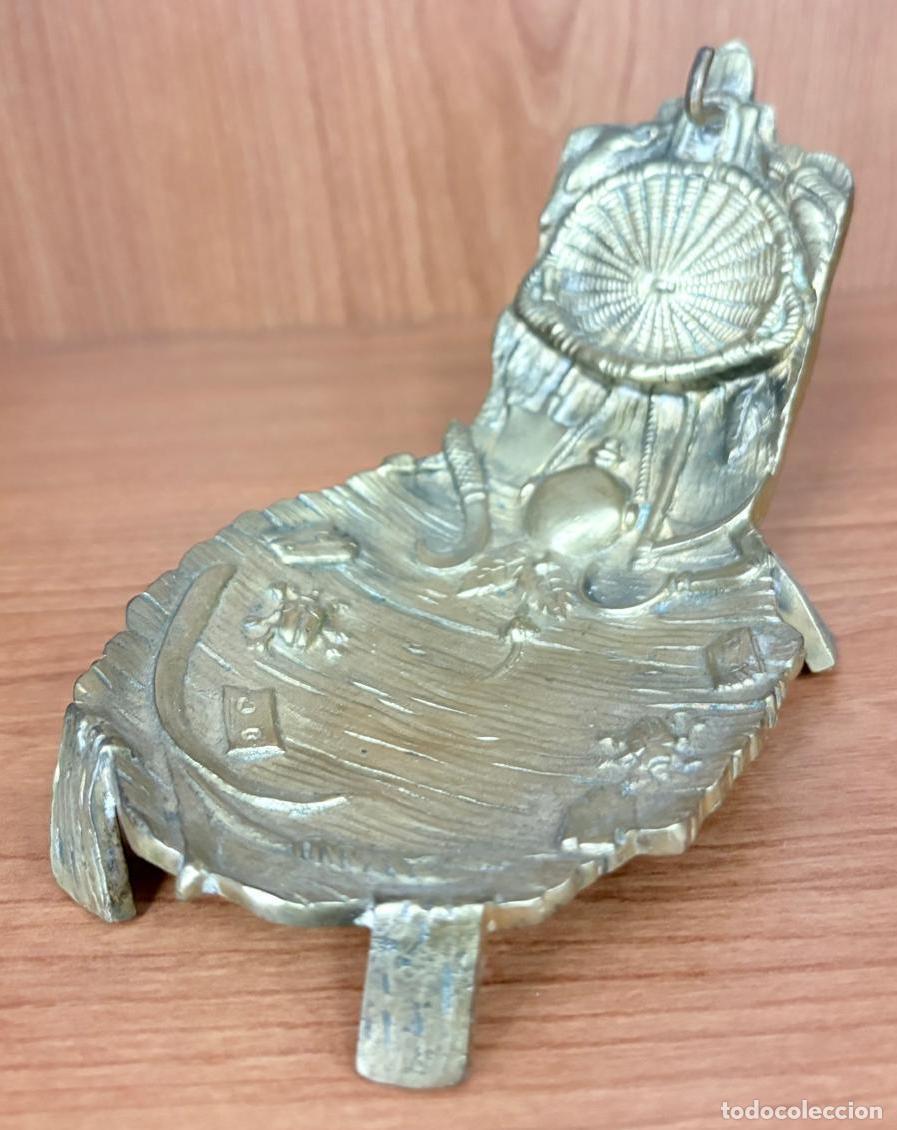 Herramientas de relojes: SOPORTE PARA RELOJ DE BOLSILLO DE ESTILO CINEG&Eacute;TICO EN METAL FUNDIDO. SIGLO XX