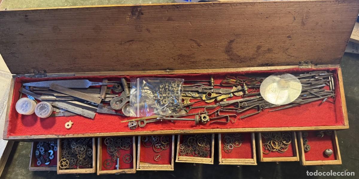 Herramientas de relojes: ANTIGUO MUEBLE DE RELOJERO CON MULTITUD DE PIEZAS DE RECAMBIO Y HERRAMIENTAS.