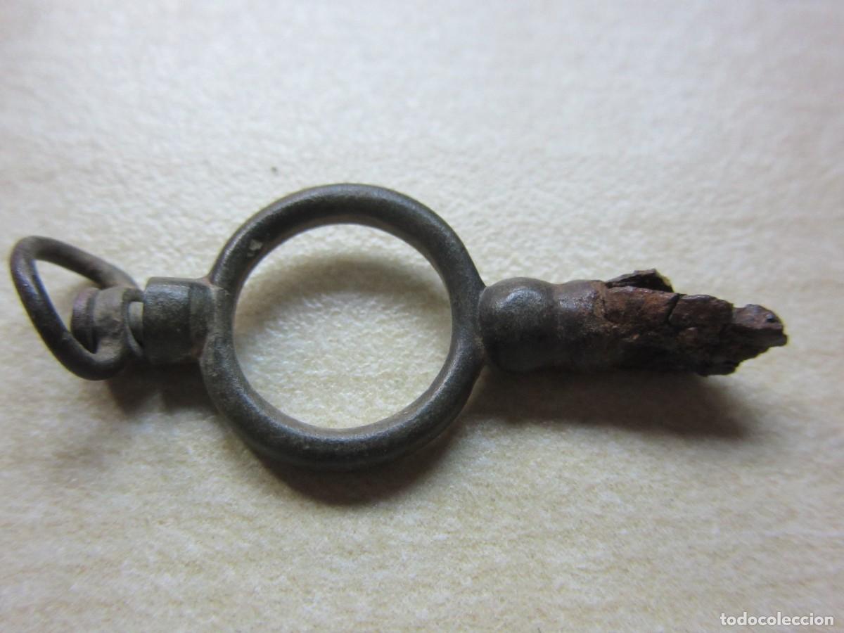 Werkzeuge f&uuml;r Uhren: Antigua llave de reloj de bolsillo Finales S XIX
