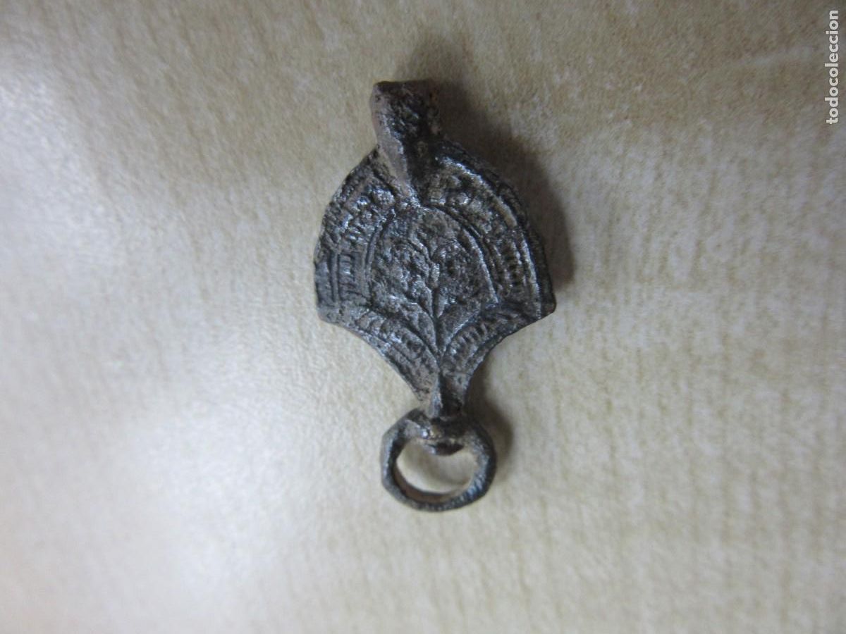 Werkzeuge f&uuml;r Uhren: Antigua llave de reloj de bolsillo con decoraci&oacute;n vegetal Finales S XIX