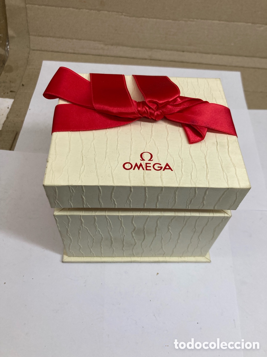Herramientas de relojes: caja de regalo original de la marca Omega texturizados y coronada con un lazo rojo