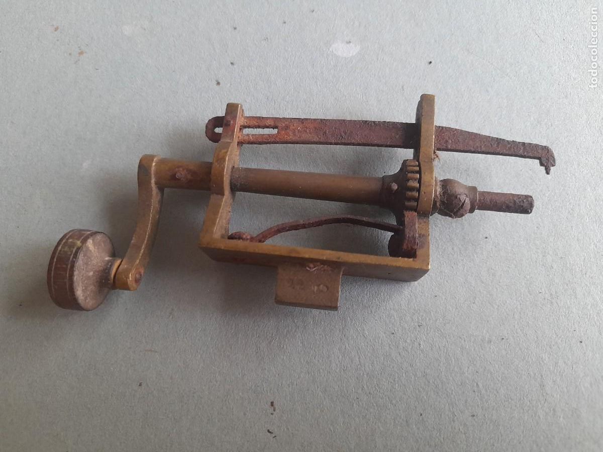 Herramientas de relojes: util de relojero/relojeria: estrapada para los muelles de relojes, laton y acero, 9x5cm aprox