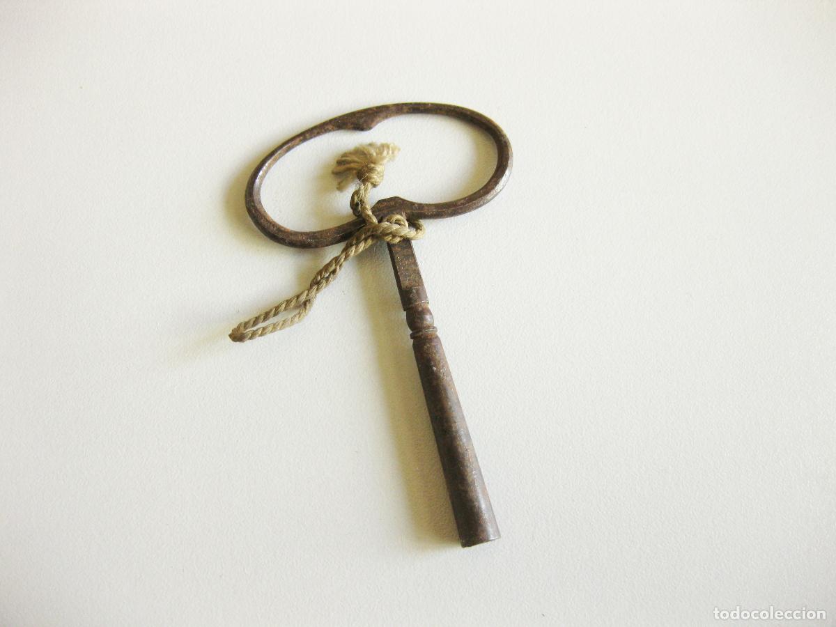 Herramientas de relojes: ANTIGUA LLAVE DE HIERRO DE DAR CUERDA A RELOJES.