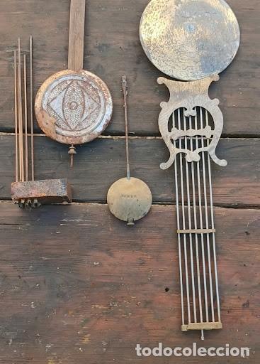 Herramientas de relojes: Lote Antiguo de P&eacute;ndulos de Relojer&iacute;a y Gongs / Varillas de Soner&iacute;a (Carill&oacute;n)